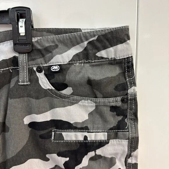 Ecko Unltd Camouflage Cargo Shorts Men's 44 Gray Black - B3 - Picture 6 of 8